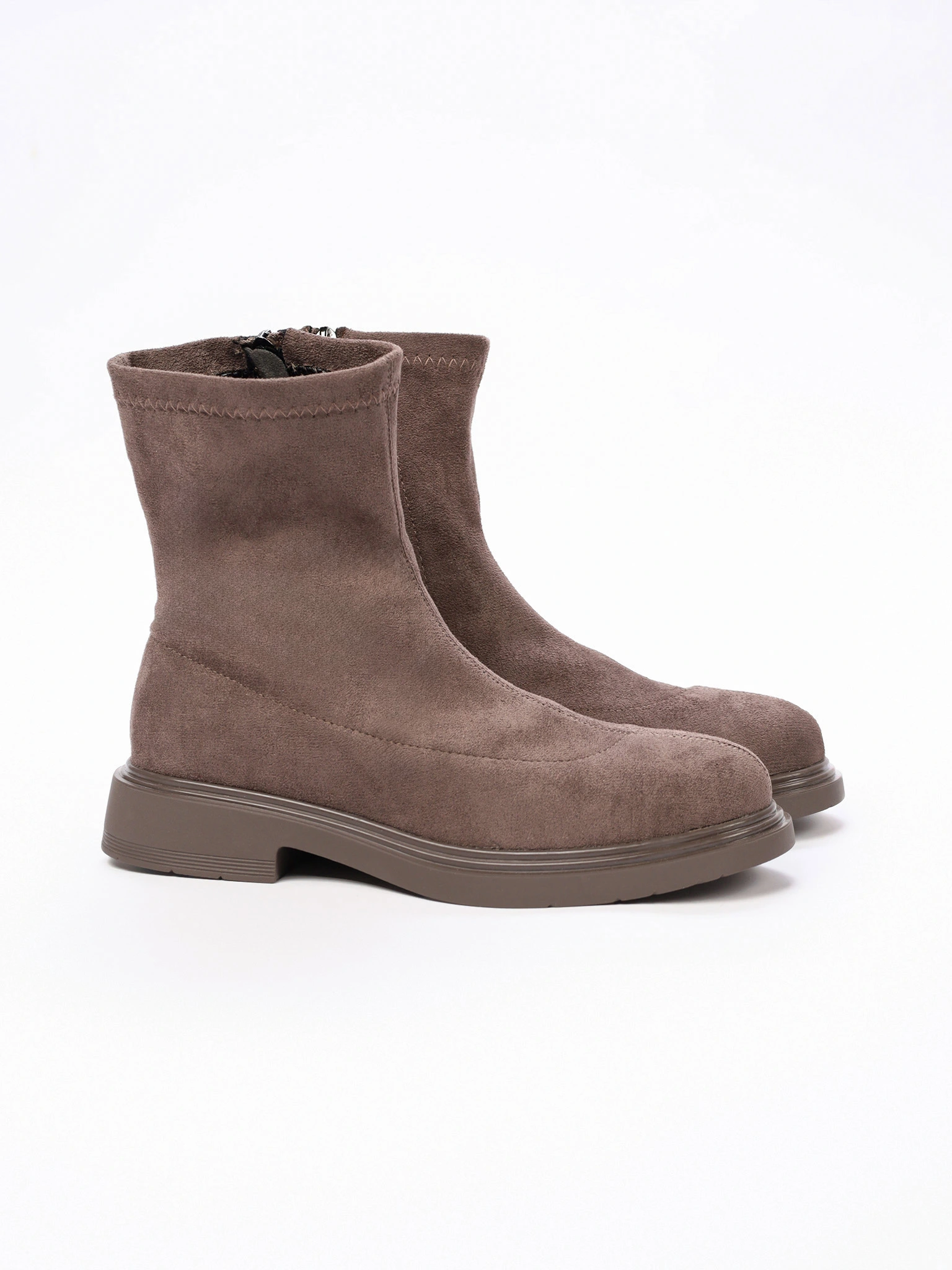 Ботинки серого цвета на низком каблуке